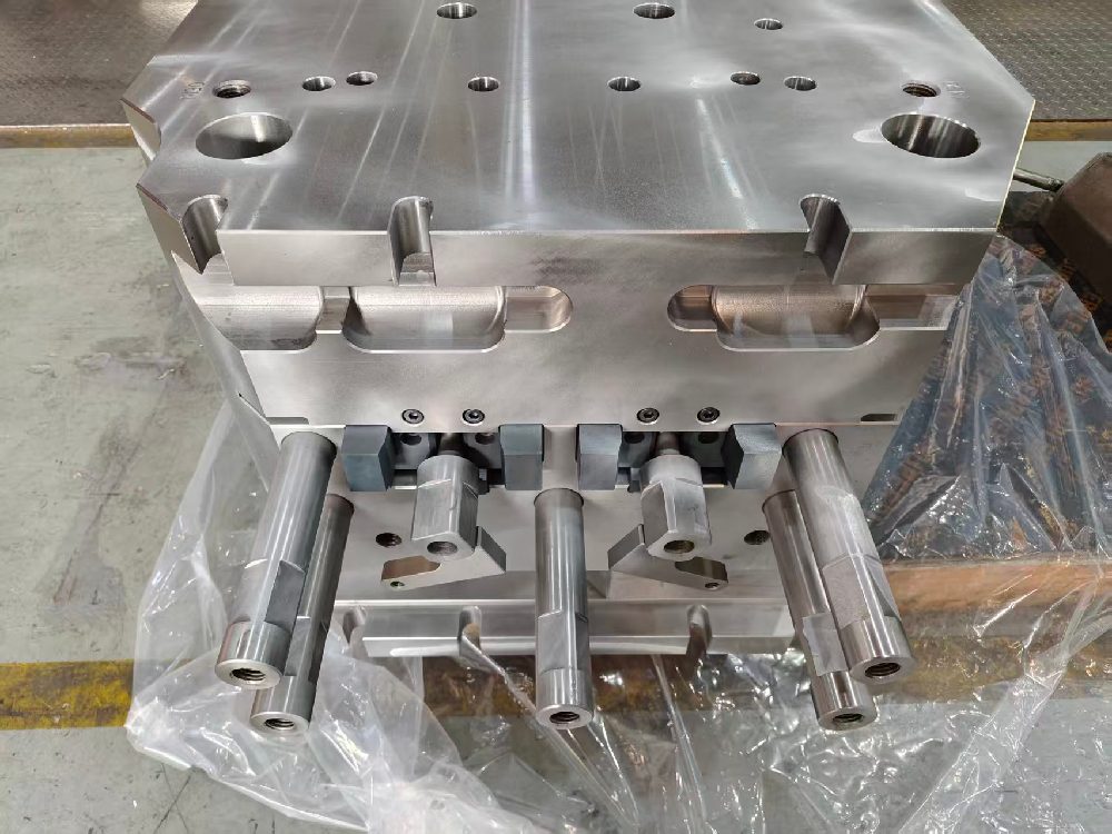 What are the types of mold bases offered by Changhui Company, and what manufacturing needs can they fulfill?(pic1)