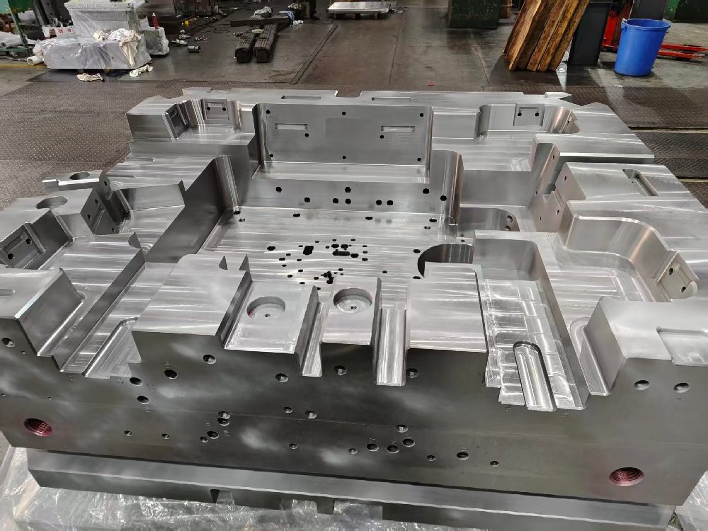 Car door interior panel mold base processing plant.(pic1)