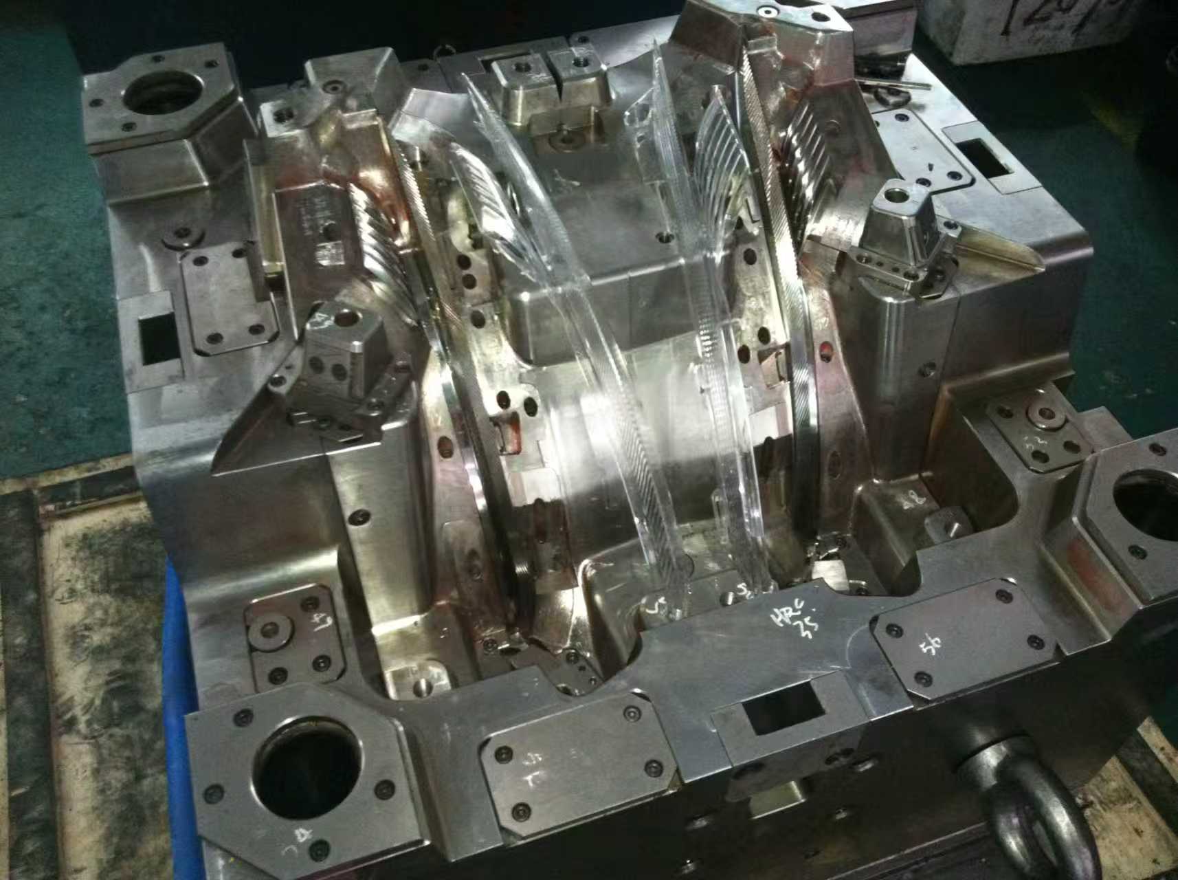 Changhui Metals | Professional Manufacturer of Car Steering Wheel Mold Bases(pic1)