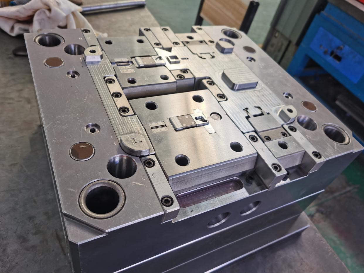 Non-Standard Customization of Mold Base for Equipment and Instrument Protective Enclosures(pic1) Non-Standard Customization of Mold Base for Equipment and Instrument Protective Enclosures(pic1)