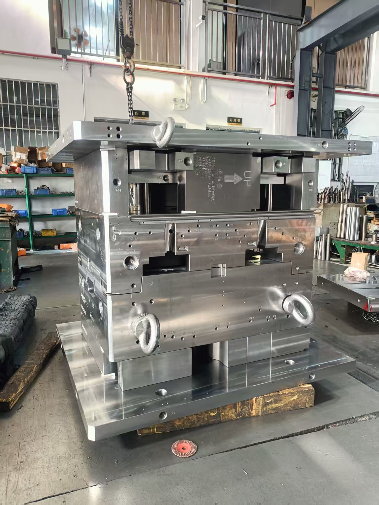 Complete Mold Base Solution for Automotive Instrument Panel Molds(pic1) Complete Mold Base Solution for Automotive Instrument Panel Molds(pic1)