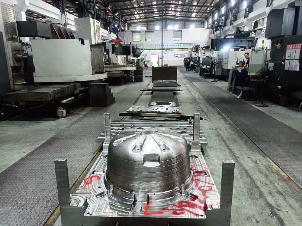 Custom Injection Mold Base for Smartphone Housing – Changhui Mould(pic1)